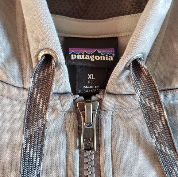 Patagonia full zip up grey hoodie, tech fleece material - Picture 6 of 8